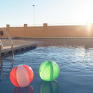 Balón de playa con rayas