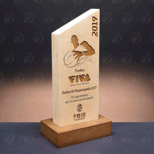 Trofeo de madera personalizado con peana 2