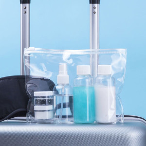 Set de neceser de viaje transparente y 5 botes rellenables 2