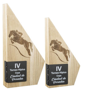 Trofeo de madera en pico con chapa de forja negra