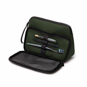 Neceser triangular de piel sintética con compartimentos interiores 2