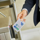 Identificador rígido con lanyard extensible