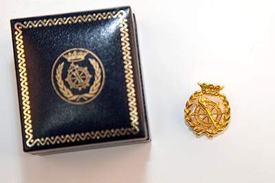 pin institucional con estuche