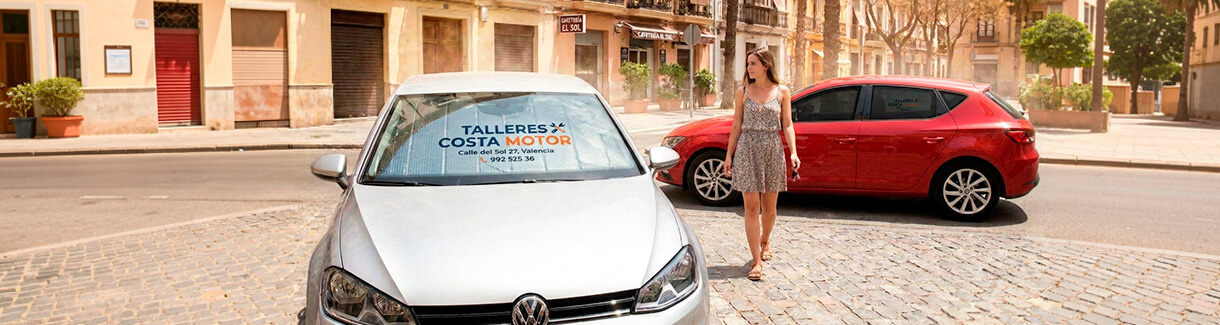 Cómo poner bien el parasol en el coche para reducir el calor